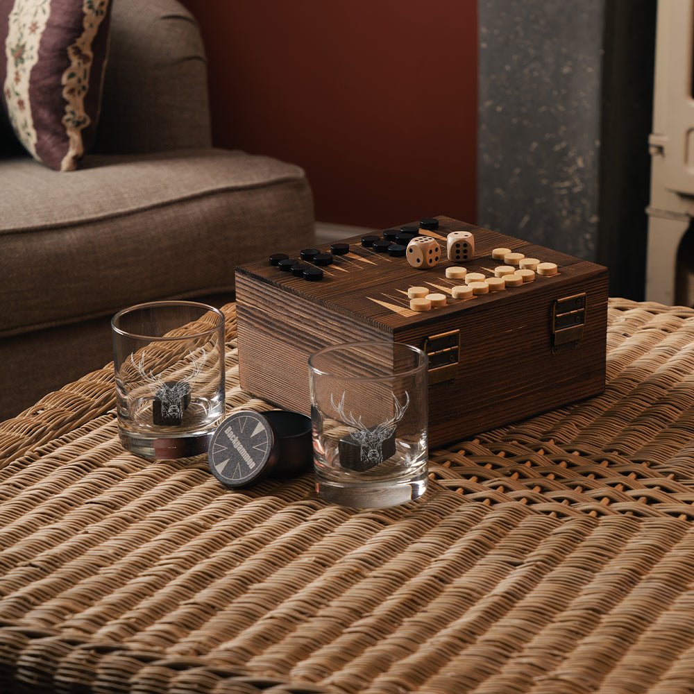 Mood Company - Geschenkset Backgammon met 2 Whiskyglazen en Whiskystenen Edelhert - Selbrae House Scotland - 5061097548344