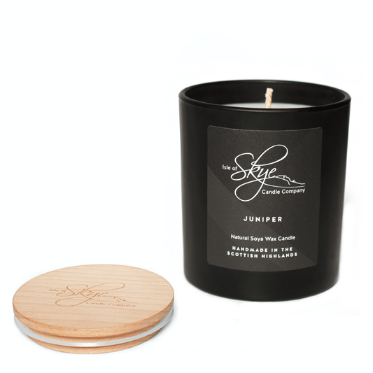 MoodCompanyNL - Geurkaars Jeneverbes (Juniper) Large - 45 uur - Sojawas - Isle of Skye Candle - 5060346380117