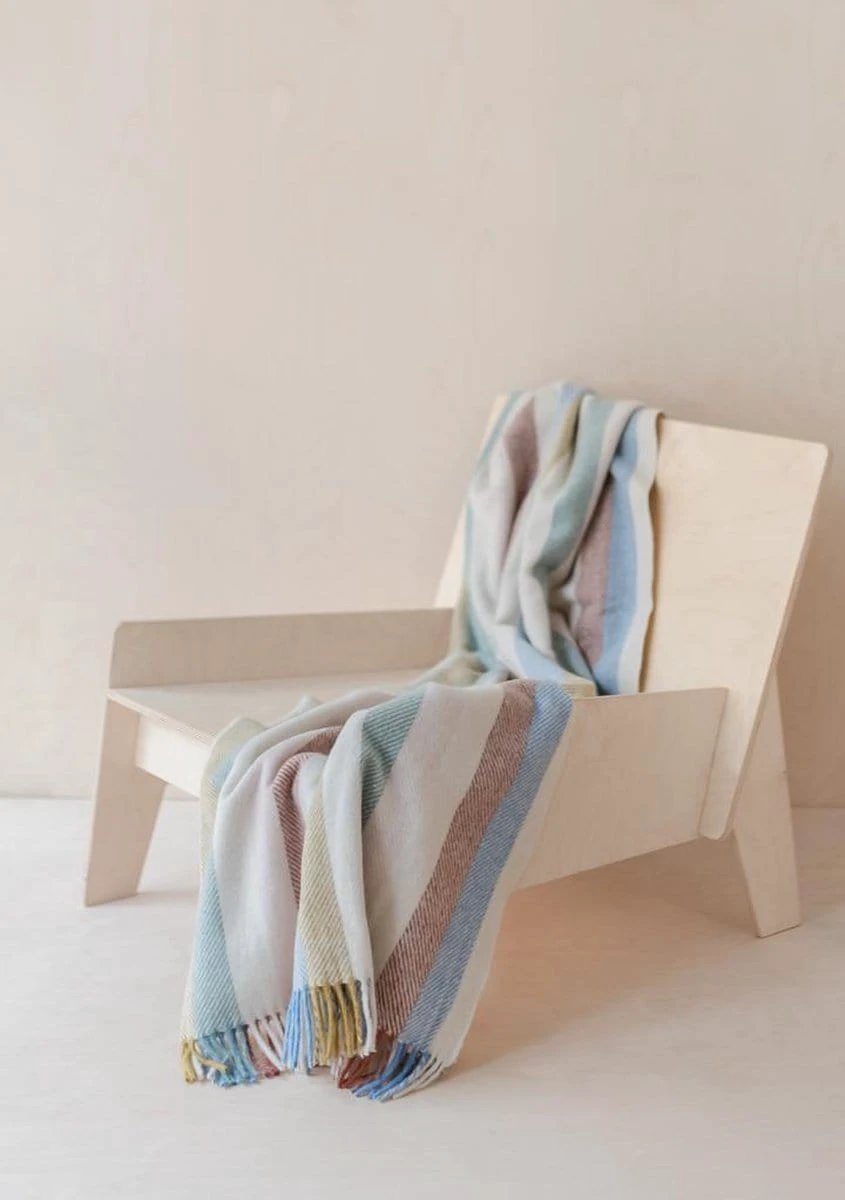 Kniedeken Gestreept Regenboog - Gerecycled Wol - 72x190 - TBCo Scotland by MoodCompanyNL