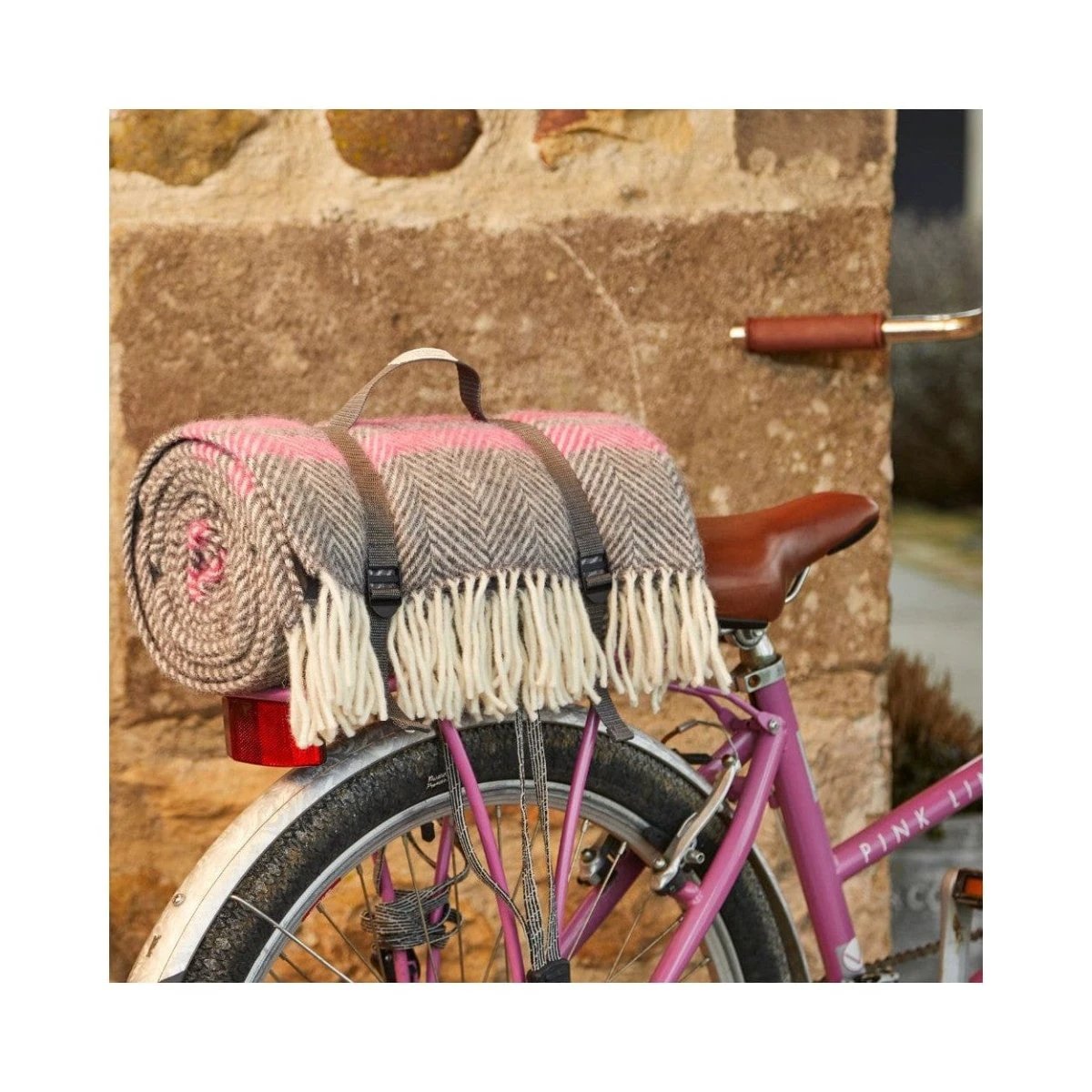 Picknickkleed Polo Visgraat Grijs met Roze strepen - Wol - Waterdicht - 145x183cm - Tweedmill by MoodCompanyNL
