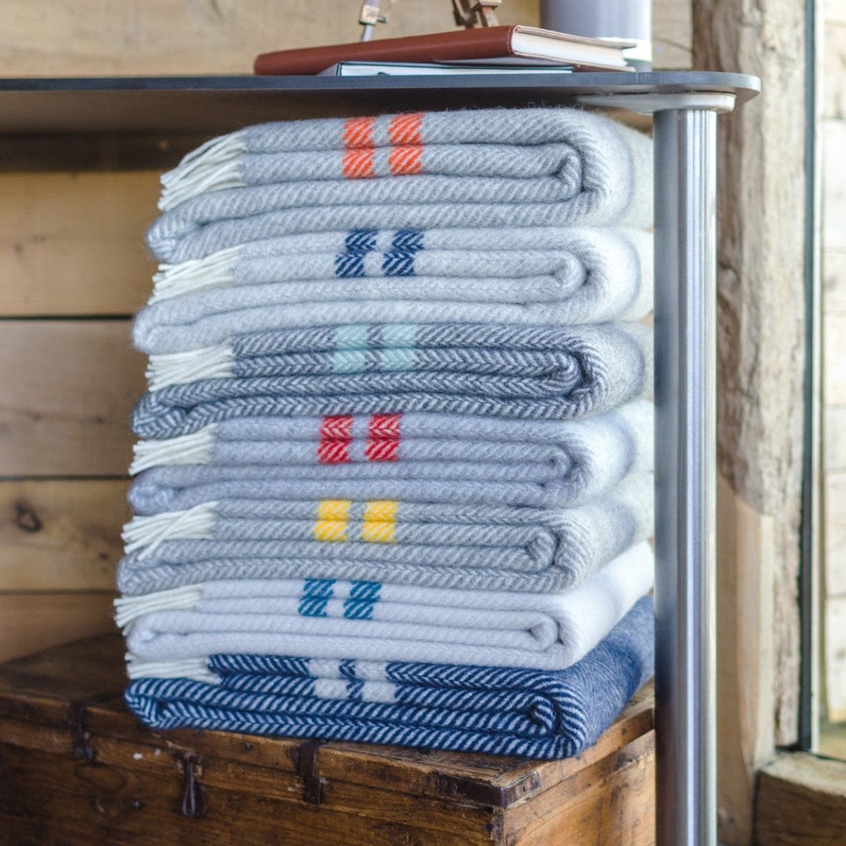 MoodCompanyNL - Plaid Visgraat 2 streep Grijs en Rood - 150x183 - Nieuw Wol - Tweedmill UK - 5060067709259