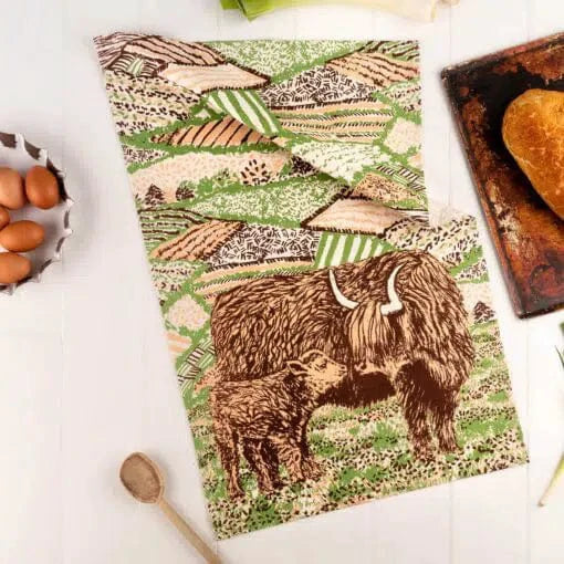 Theedoek Highland Cow Love - Cherith Harrison UK by MoodCompanyNL