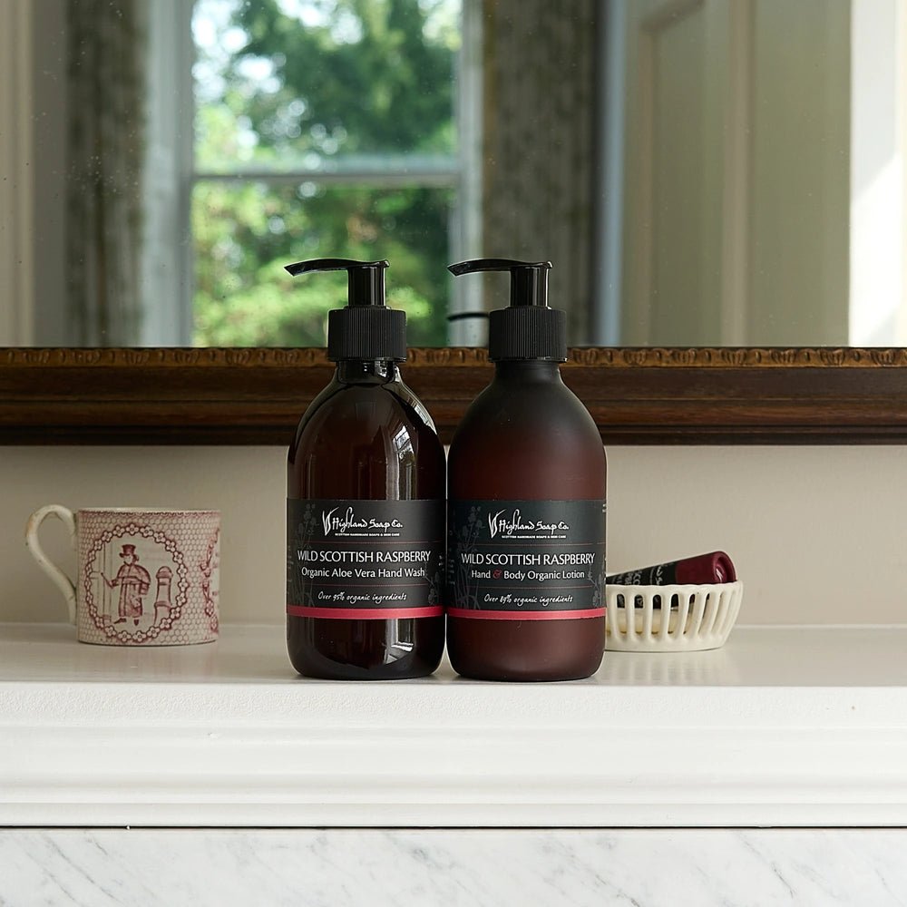 MoodCompanyNL - Wild Scottish Raspberry – Fruitig & Zoet - Cadeauset Handverzorging – Handzeep, Lotion & Tas - 5060614510260