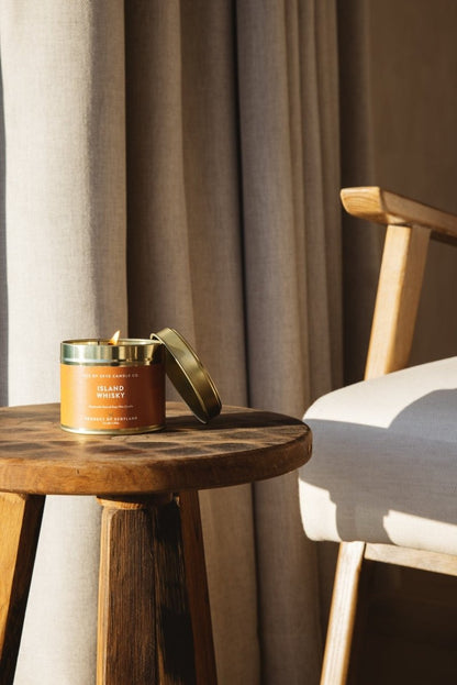 MoodCompanyNL - Geurkaars Island Whisky Blikje - 45 uur - Sojawas - Isle of Skye Candle - 5060346382692