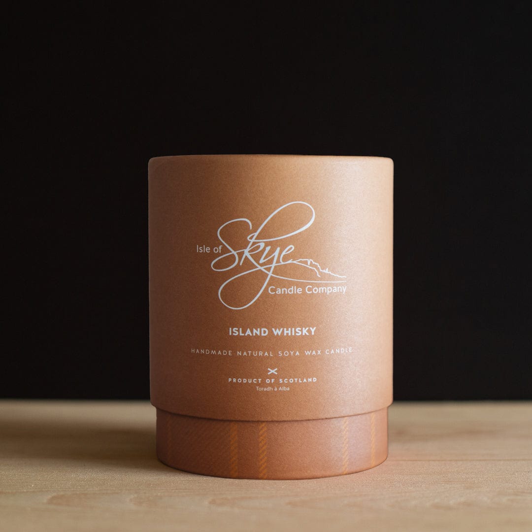 MoodCompanyNL - Geurkaars Island Whisky Large - 45 uur - Sojawas - Isle of Skye Candle - 5060346382661