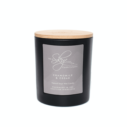MoodCompanyNL - Geurkaars Kamille en Cederhout Large - 45 uur - Sojawas - Isle of Skye Candle - 5060346382142