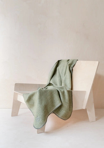 MoodCompanyNL - Hondendeken Visgraat Groen (Olive) - Wol - Geurbestendig - Hypoallergeen - 150x90 - TBCo Scotland - 5055603567998