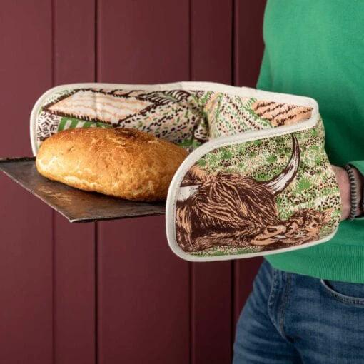 MoodCompanyNL - Ovenwanten Highland Cow Love - Cherith Harrison UK - 5060453324066