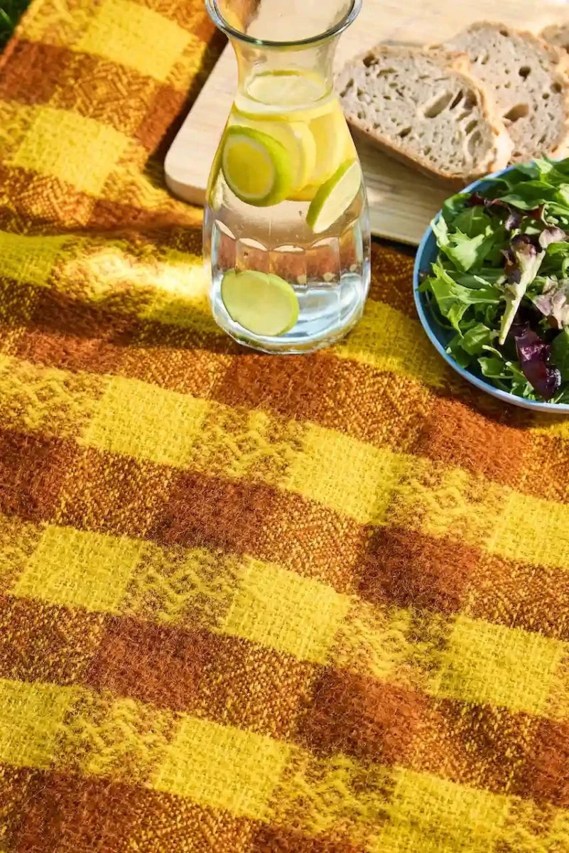 Mood Company - Picknickkleed Polo Okergeel en Bruin geruit - Wol - Leren Draagset - Waterdicht - 145x183cm - Tweedmill - 5060958306468