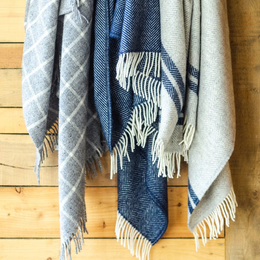 MoodCompanyNL - Plaid Visgraat 2 streep Grijs en Blauw - 150x183 - Nieuw Wol - Tweedmill UK - 5060067704346