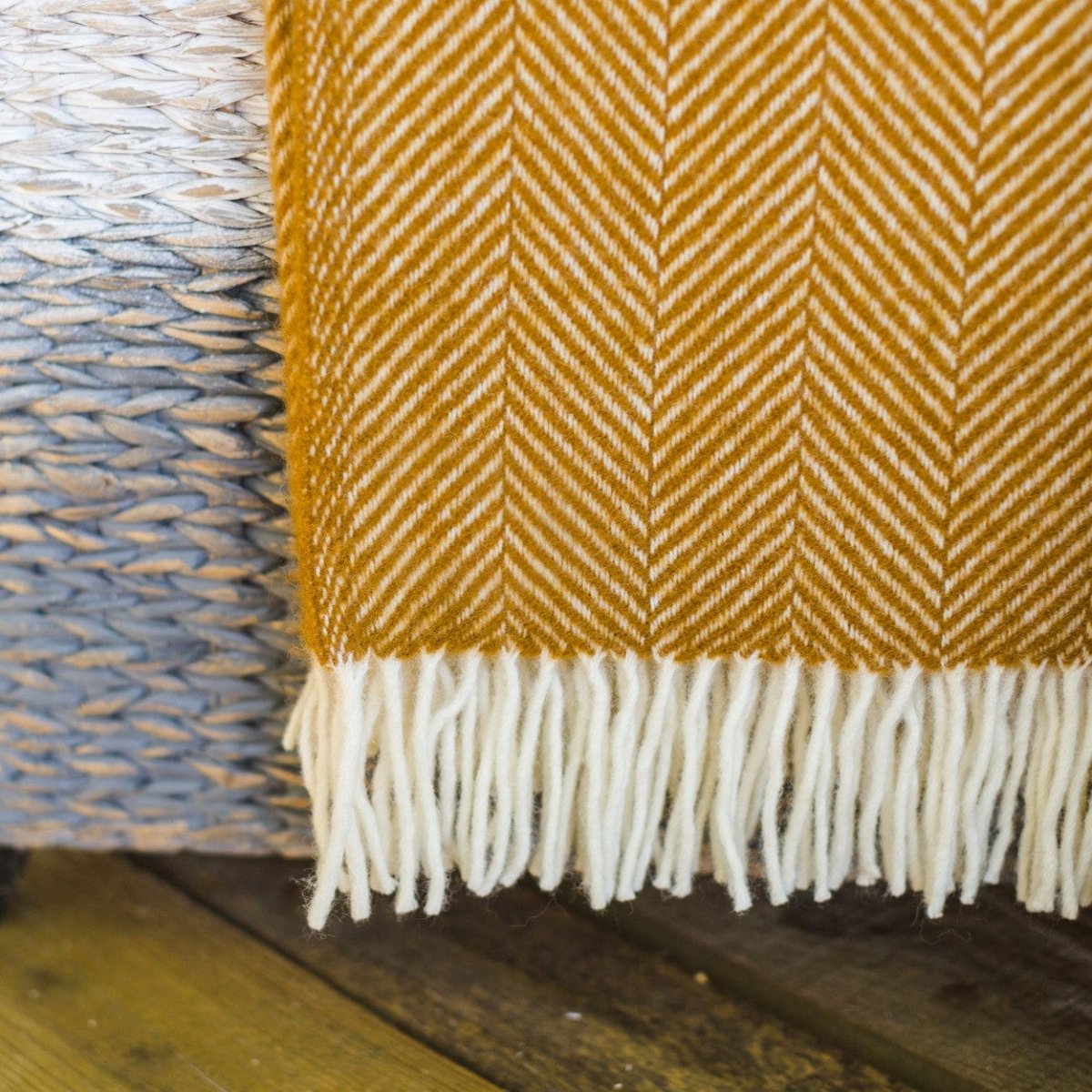 MoodCompanyNL - Plaid Visgraat Mosterd Geel (English Mustard) - 150x183 - Nieuw Wol - Tweedmill UK - 5060067704889