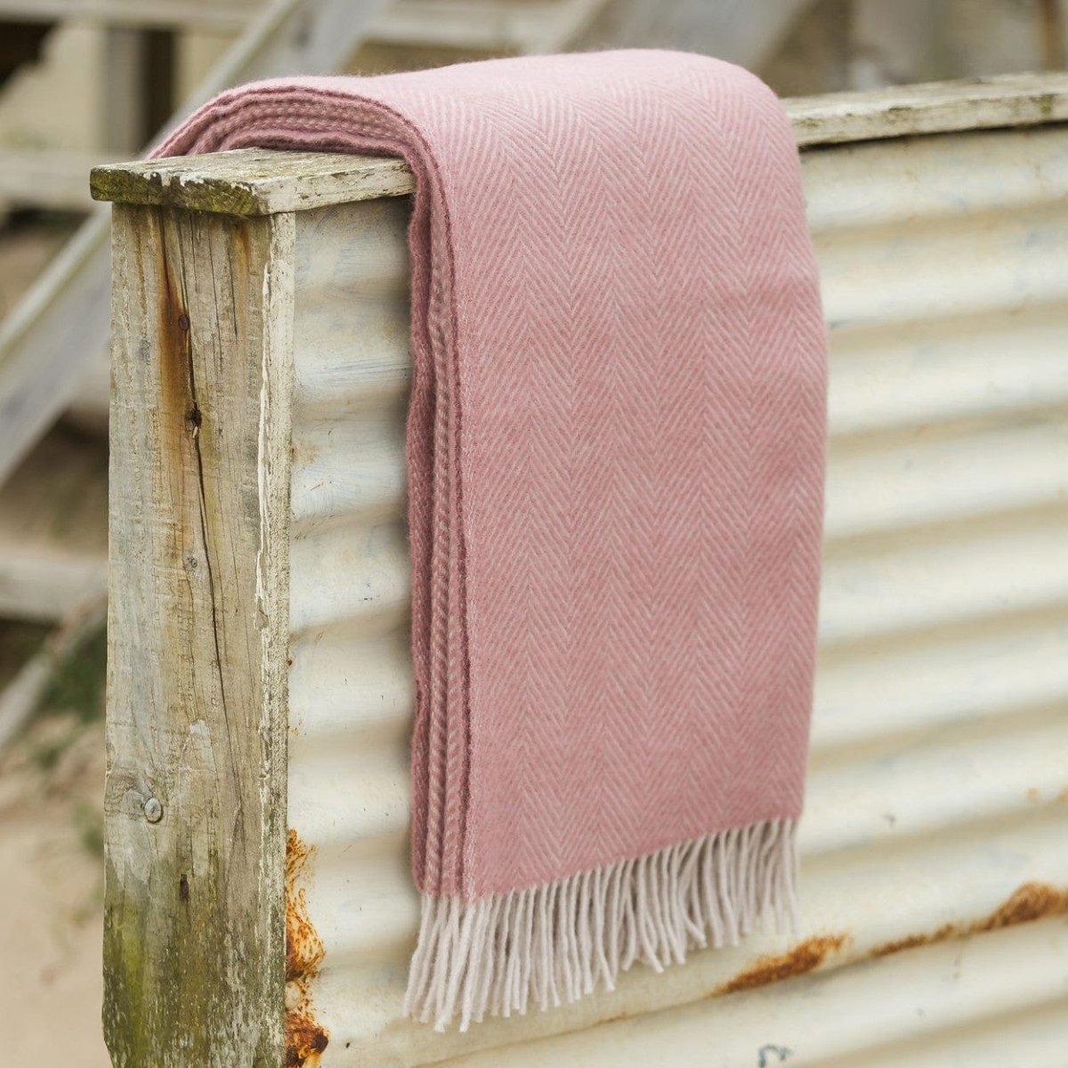 MoodCompanyNL - Plaid Visgraat Oud Roze en Parelmoer (Dusky Pink and Pearl) - 150x183 - Nieuw Wol - Tweedmill UK - 5060445891897