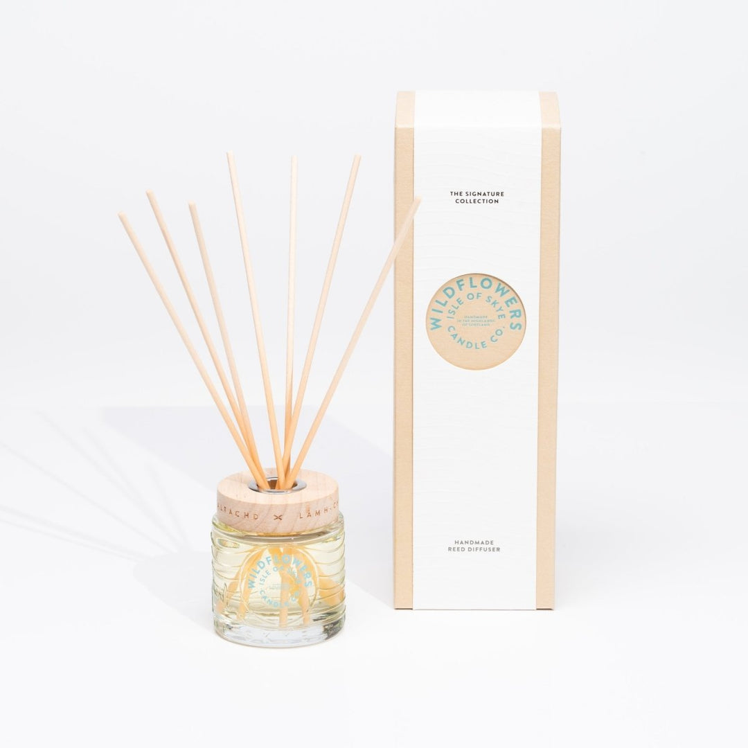 Mood Company - Wildflowers Reed Diffuser – langdurig geurend bloemenveld - Isle of Skye Candle - 5060346380865